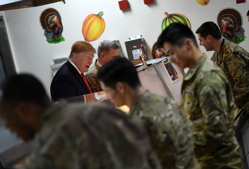 Ông Trump lựa chọn món ăn trước khi ngồi vào bàn dùng bữa tối (Ảnh: TheStar)