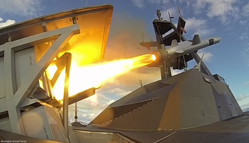 Hình ảnh tên lửa NSM được khai hỏa từ chiến hạm (Ảnh: Seaforces) Hình ảnh tên lửa NSM được khai hỏa từ chiến hạm (Ảnh: Seaforces)