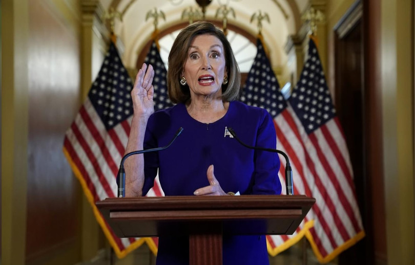Chủ tịch Hạ viện Nancy Pelosi tuyên bố về quyết định mở cuộc điều tra luận tội ông Trump (Ảnh: Reuters)