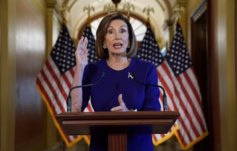 Chủ tịch Hạ viện Nancy Pelosi tuyên bố về quyết định mở cuộc điều tra luận tội ông Trump (Ảnh: Reuters)