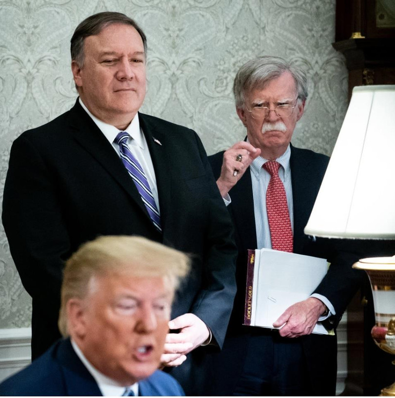 Ngoại trưởng Pompeo (trái) và Cố vấn an ninh quốc gia Bolton bất đồng về thỏa thuận hòa bình (Ảnh: New York Times)