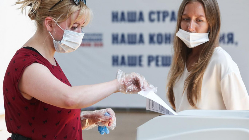 Người dân Nga đi bỏ phiếu ủng hộ sửa đổi bản Hiến pháp năm 1993 (Ảnh: Moscow Times) Người dân Nga đi bỏ phiếu ủng hộ sửa đổi bản Hiến pháp năm 1993 (Ảnh: Moscow Times)