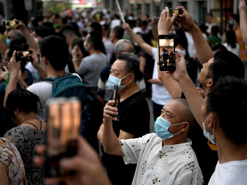 Nhiều người dân hiếu kỳ đến tòa lãnh sự tại Thành Đô để chụp ảnh, ghi hình (Ảnh: Guardian)