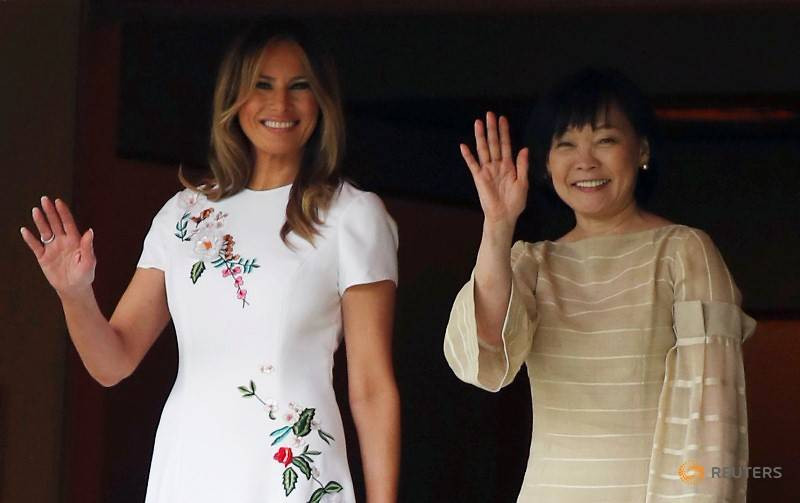 Hai Đệ nhất phu nhân Melaniea Trump và Akie Abe cùng đi thăm hồ cái koi ở Tokyo (Ảnh: Reuters)