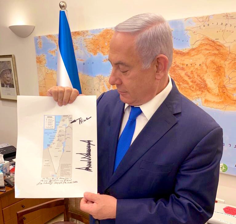 Ông Netanyahu cầm trên tay tấm bản đồ mà có chữ ký của ông Trump (Ảnh: Business Insider) Ông Netanyahu cầm trên tay tấm bản đồ mà có chữ ký của ông Trump (Ảnh: Business Insider)