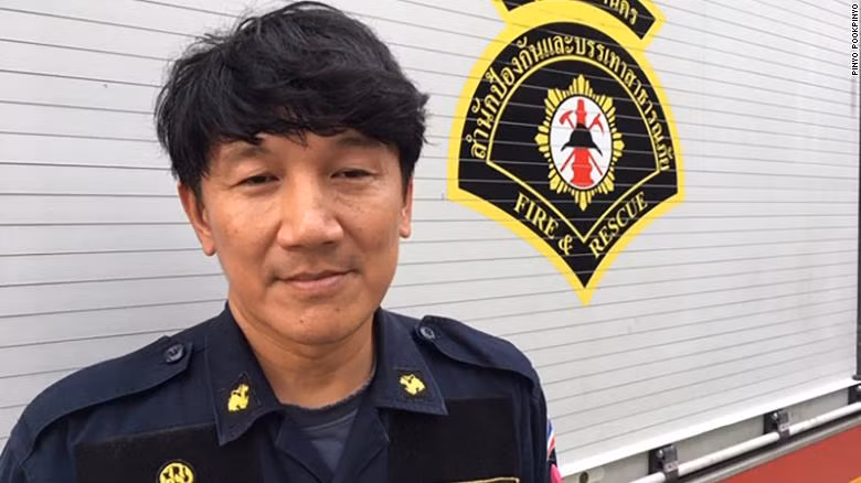 Anh Pinyo, lính cứu hỏa Thái Lan, may mắn sống sót sau cú cắn của rắn hổ mang chúa (Ảnh: CNN) Anh Pinyo, lính cứu hỏa Thái Lan, may mắn sống sót sau cú cắn của rắn hổ mang chúa (Ảnh: CNN)