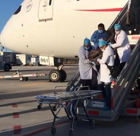 Giấu ma túy trong dạ dày, hành khách tử nạn giữa chuyến bay ảnh 1 Thi thể hành khách người Nhật được di chuyển ra xe chuyên dụng (Ảnh: Guardian)