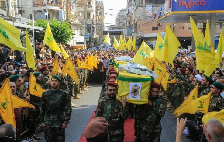 Nhóm Hezbollah tổ chức đám tang cho 2 thành viên bị sát hại do các đòn không kích của Israel ở Syria (Ảnh: AFP) Nhóm Hezbollah tổ chức đám tang cho 2 thành viên bị sát hại do các đòn không kích của Israel ở Syria (Ảnh: AFP)