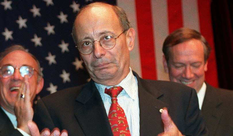 Cựu chính trị gia New York Alfonse D'Amato cũng từng hứng chỉ trích vì giả giọng châu Á (Ảnh: SCMP) Cựu chính trị gia New York Alfonse D'Amato cũng từng hứng chỉ trích vì giả giọng châu Á (Ảnh: SCMP)