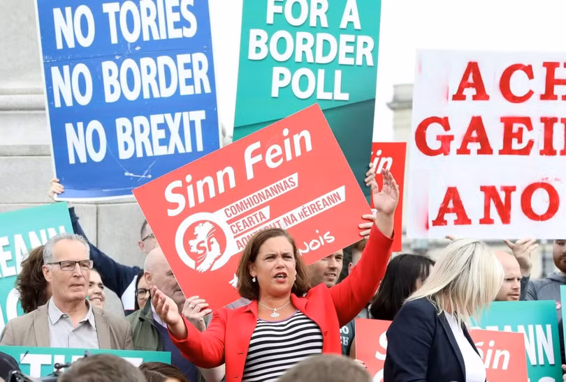 Những người biểu tình phản đối Brexit không thỏa thuận của ông Johnson ở Bắc Ireland (Ảnh: Washington Post)