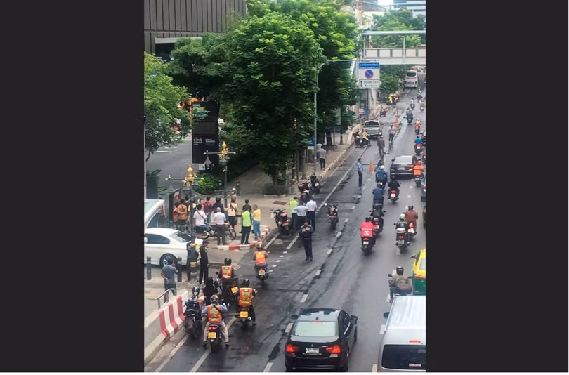 Đám đông người hiếu kỳ tập trung tại hiện trường một vụ nổ (Ảnh: Reuters)