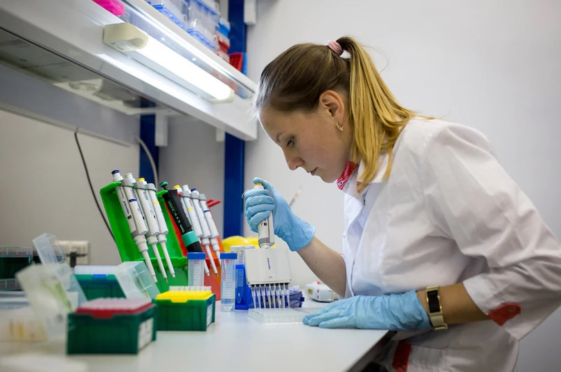 Một kỹ thuật viên phòng thí nghiệm thực hiện giai đoạn thử nghiệm vaccine Sputnik V tại Viện Gamaleya ở Moscow (Ảnh: Bloomberg) Một kỹ thuật viên phòng thí nghiệm thực hiện giai đoạn thử nghiệm vaccine Sputnik V tại Viện Gamaleya ở Moscow (Ảnh: Bloomberg)