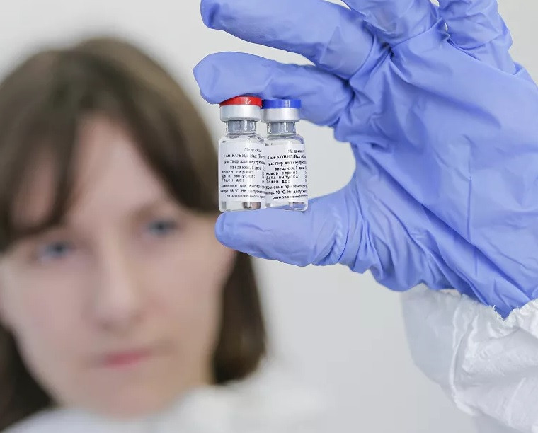 Vaccine ngừa COVID-19 đầu tiên do Nga điều chế đang vấp phải làn sóng tranh cãi từ dư luận thế giới. (Ảnh: Sputnik)