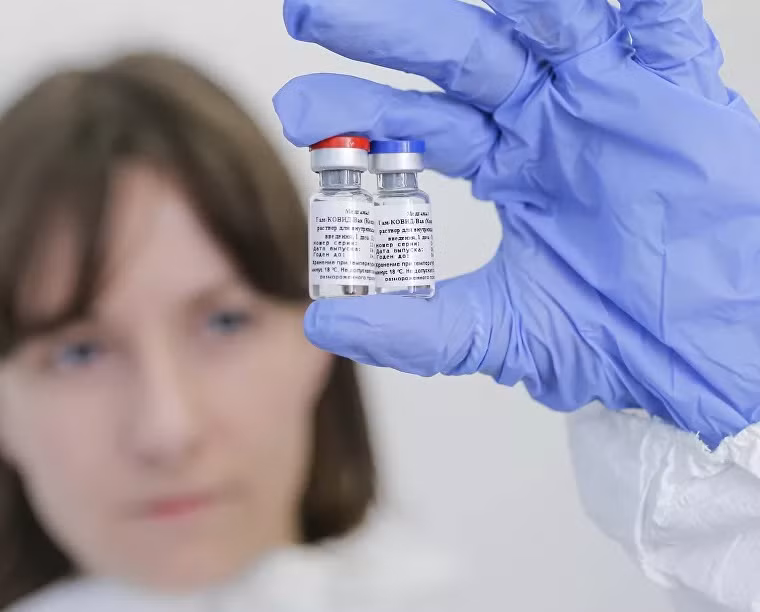 Vaccine ngừa COVID-19 đầu tiên do Nga điều chế đang vấp phải làn sóng tranh cãi từ dư luận thế giới. (Ảnh: Sputnik)