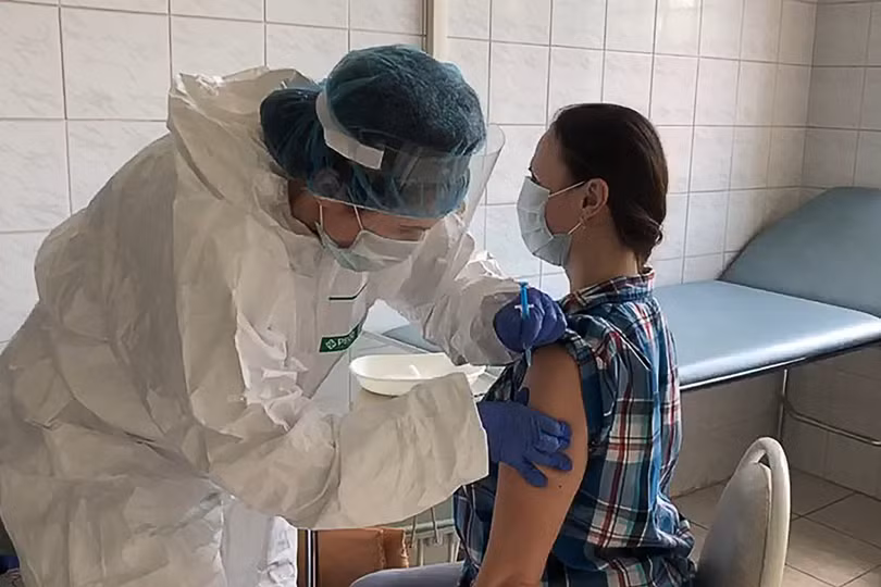 Ảnh cắt từ một đoạn video cho thấy một tình nguyện viên đang được tiêm vaccine ngừa COVID-19 của Nga tại trường ĐH Y Sechenov (Ảnh: Sechenov Medical University/Getty)