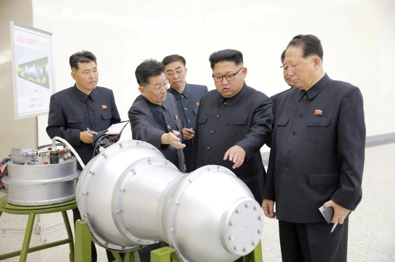 Ông Kim Jong-un trong lúc đưa ra chỉ đạo về chương trình phát triển hạt nhân trong chuyến thị sát ngày 3/9/2017 (Ảnh: KCNA) Ông Kim Jong-un trong lúc đưa ra chỉ đạo về chương trình phát triển hạt nhân trong chuyến thị sát ngày 3/9/2017 (Ảnh: KCNA)