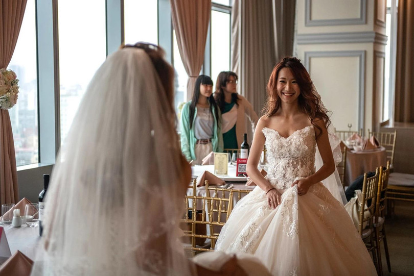 Amber (phải) trìu mến nhìn đối tác của mình Huan Huan trong lúc đang chuẩn bị cử hành lễ cưới hôm 18/5 (Ảnh: Getty) Amber (phải) trìu mến nhìn đối tác của mình Huan Huan trong lúc đang chuẩn bị cử hành lễ cưới hôm 18/5 (Ảnh: Getty)