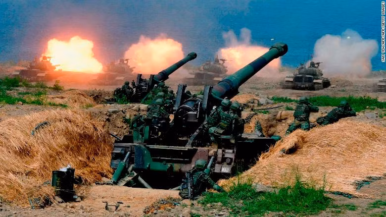 Xe tăng CM-11 do Mỹ sản xuất cùng nhiều pháo tự hành trong một cuộc tập trận ở miền Nam Đài Loan hôm 30/5 (Ảnh: CNN)