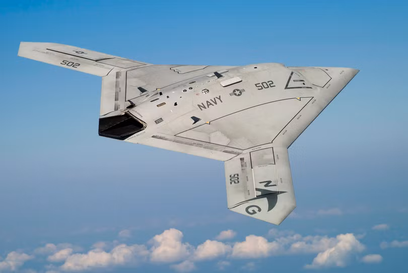 X-47B là mẫu phi cơ không người lái đầu tiên cất cánh, hạ cánh thành công trên tàu sân bay (Ảnh: AP)