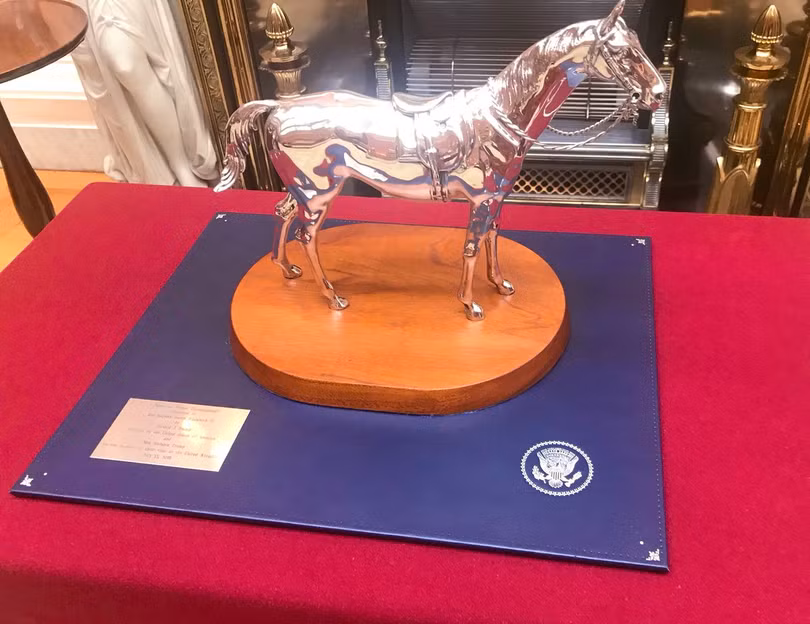 Tượng ngựa thiếc mà ông Trump tặng Nữ hoàng Anh trong lần gặp gần đây nhất (Ảnh: Newsweek) Tượng ngựa thiếc mà ông Trump tặng Nữ hoàng Anh trong lần gặp gần đây nhất (Ảnh: Newsweek)