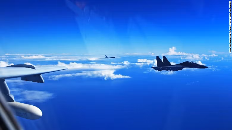 Phi cơ Su-30 của Trung Quốc bay trên biển Thái Bình Dương năm 2016 (Ảnh: CNN)
