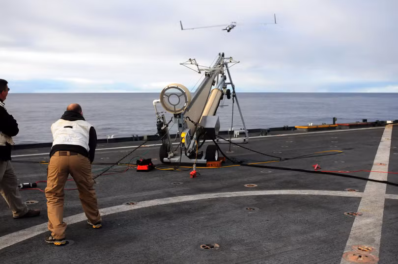 ScanEagle được phóng từ một khu trục hạm của Mỹ (Ảnh: USNavy)