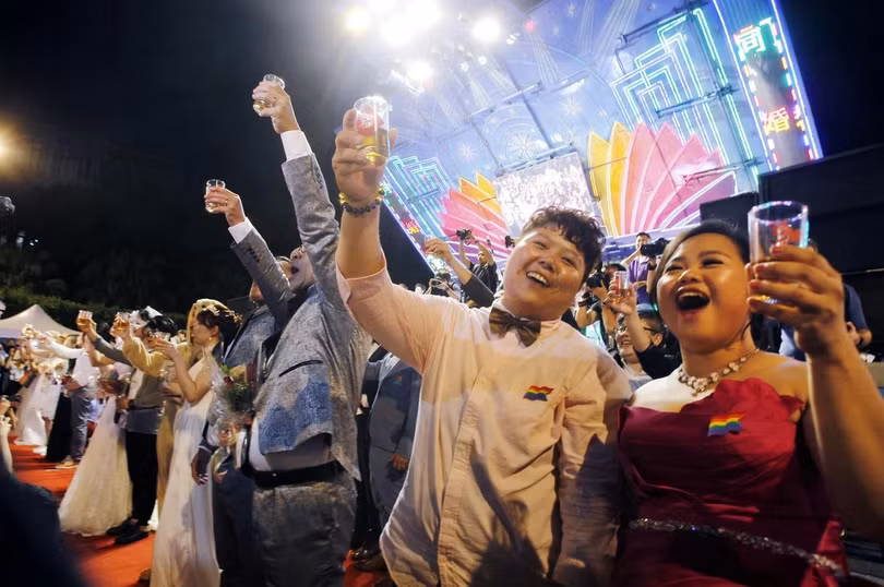 Các cặp đôi cùng nâng cốc chúc mừng hạnh phúc trong tiệc cưới tổ chức tại Đài Bắc hôm 25/5 (Ảnh: AP)