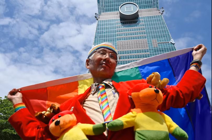 Một người khách chụp ảnh bên lề một tiệc cưới tổ chức trên tòa tháp Đài Bắc 101 hôm 24/5 (Ảnh AFP)