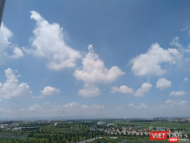 Vị thần cưỡi chim trong những áng mây trắng bồng bềnh giữa trưa ngày 23/8/2020.