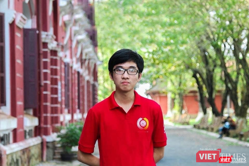 Hồ Việt Đức - học sinh lớp 12, Trường THPT chuyên Quốc học Huế, giành Huy chương Vàng IBO 2020. Hồ Việt Đức - học sinh lớp 12, Trường THPT chuyên Quốc học Huế, giành Huy chương Vàng IBO 2020.