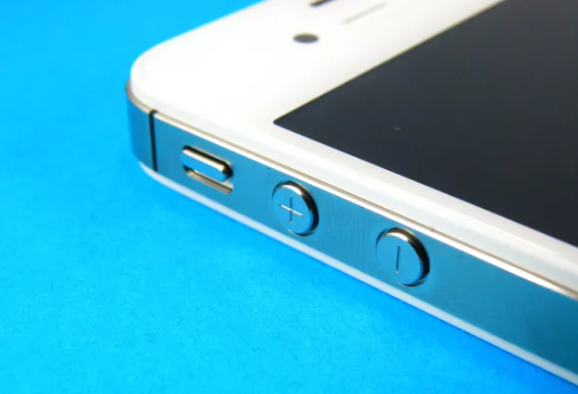 Viền phẳng với nút âm lượng lớn.