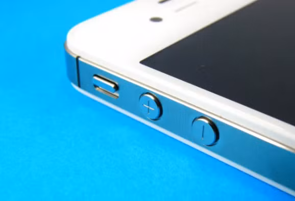 Viền phẳng với nút âm lượng lớn.