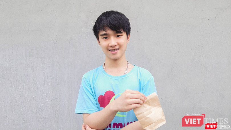 Phùng Quang Huy - học sinh đạt giải Nhì tại sự kiện “Talaria: Bay”. Phùng Quang Huy - học sinh đạt giải Nhì tại sự kiện “Talaria: Bay”.