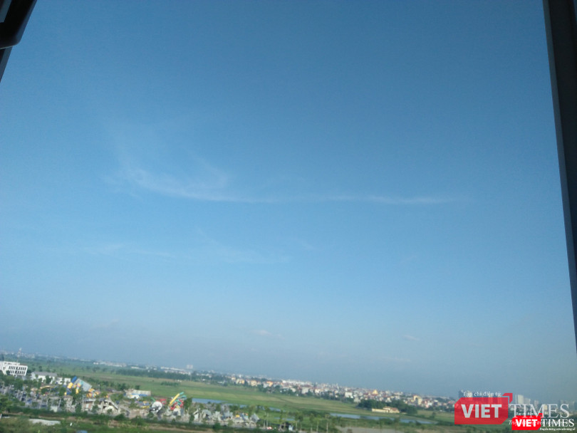 Từ hình ảnh Long Phượng sánh đôi xuất hiện hình ảnh dải mây tựa họa tiết chạm khắc về chim Lạc trên trống đồng cổ của người Việt Nam.