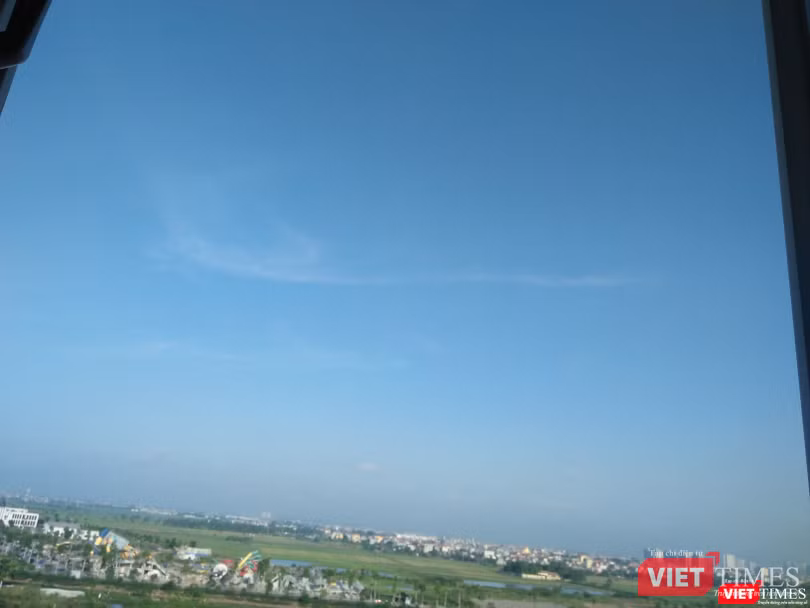 Từ hình ảnh Long Phượng sánh đôi xuất hiện hình ảnh dải mây tựa họa tiết chạm khắc về chim Lạc trên trống đồng cổ của người Việt Nam.