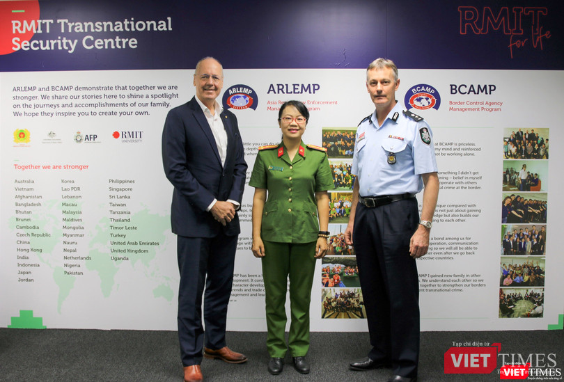 (Từ phải qua trái) Đại tá Roger Brown (Trưởng sĩ quan liên lạc Cảnh sát Liên bang Úc tại Việt Nam), Thượng tá Vũ Thu Hạnh (Bộ Công an Việt Nam) và ông Phillip Dowler (Trưởng cơ sở Hà Nội, Đại học RMIT) tại Lễ khai giảng khóa đào tạo. Ảnh: HMN. (Từ phải qua trái) Đại tá Roger Brown (Trưởng sĩ quan liên lạc Cảnh sát Liên bang Úc tại Việt Nam), Thượng tá Vũ Thu Hạnh (Bộ Công an Việt Nam) và ông Phillip Dowler (Trưởng cơ sở Hà Nội, Đại học RMIT) tại Lễ khai giảng khóa đào tạo. Ảnh: HMN.