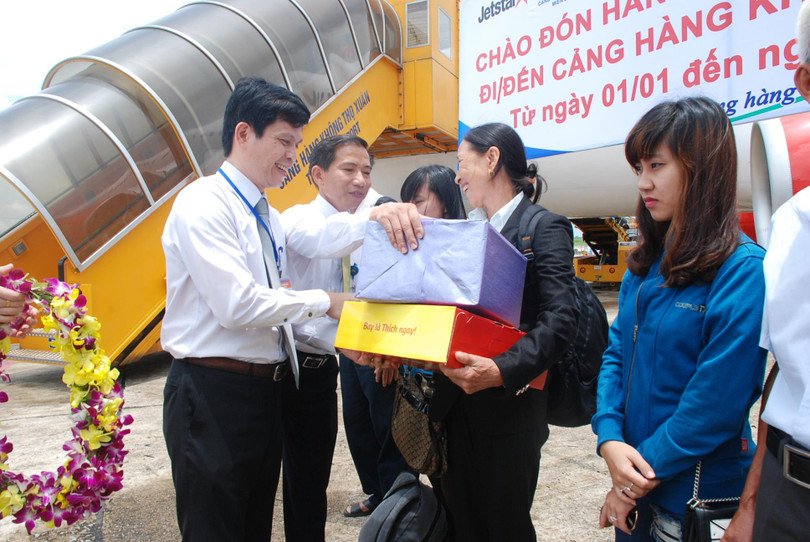 Phó Chủ tịch tỉnh Thanh Hóa Lê Anh Tuấn ( nay là thứ trưởng Bộ GT-VT) tặng hoa và quà cho hành khách thứ 33.000 (về trước kế hoạch trên giao 5 năm)