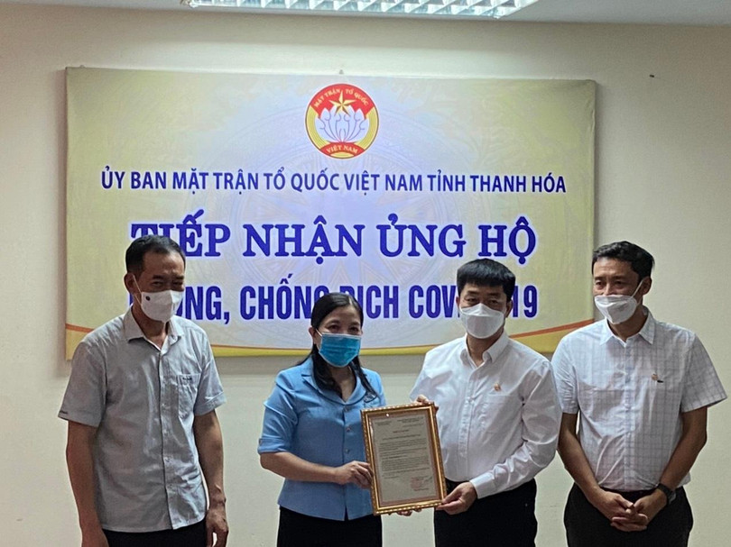 Bà Phạm Thị Thanh Thủy, Trưởng ban Dân vận Tỉnh ủy, Chủ tịch Ủy ban MTTQ tỉnh Thanh Hoá, tiếp nhận tiền ủng hộ của Tập đoàn Sun Group