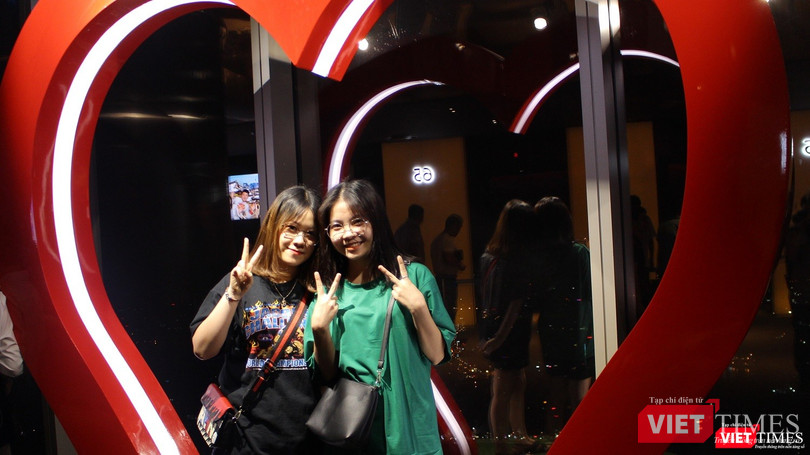 Các bạn trẻ tạo dáng tại Love Photo Zone