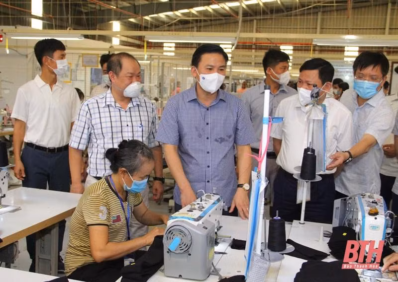  Bí thư Tỉnh ủy Thanh Hóa Đỗ Trọng Hưng (áo sẫm giữa) kiểm tra phòng, chống covid -19 và sản xuất tại doanh nghiệp