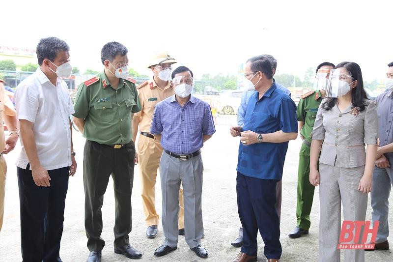 Phó bí thư Thường trực Tỉnh ủy Thanh Hóa Lại Thế Nguyên (giữa ) kiểm tra chốt phòng, chống dịch covid -19 tại thị xã Nghi Sơn