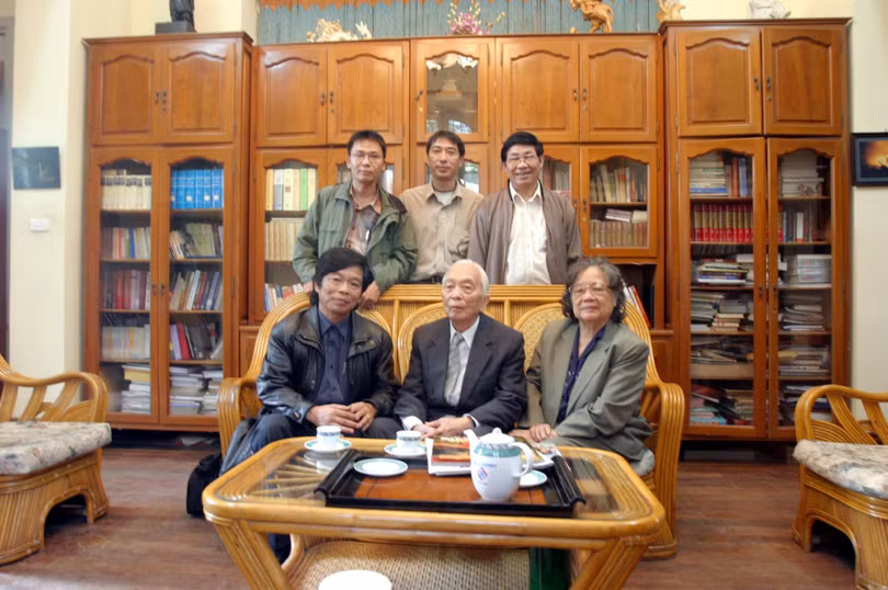 Tác giả và một số đồng nghiệp Báo Thanh Niên tại nhà đại tướng