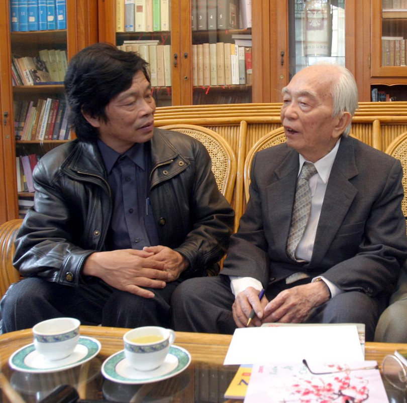 Nguyên thượng sĩ QĐND Việt Nam bên Đại tướng Tổng tư lệnh Võ Nguyên Giáp Nguyên thượng sĩ QĐND Việt Nam bên Đại tướng Tổng tư lệnh Võ Nguyên Giáp