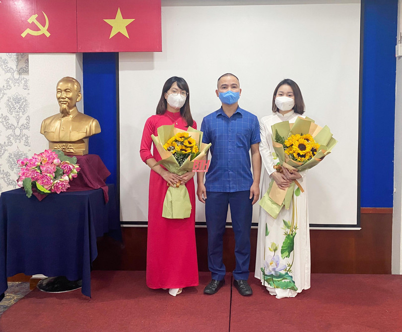 Hai điều dưỡng viên vừa được kết nạp vào Đảng