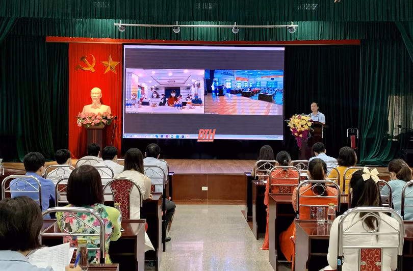  Thầy thuốc nhân dân Lê Văn Sĩ, Bí thư Đảng ủy, Giám đốc Bệnh viện Đa khoa tỉnh Thanh Hóa phát biểu tại buổi lễ