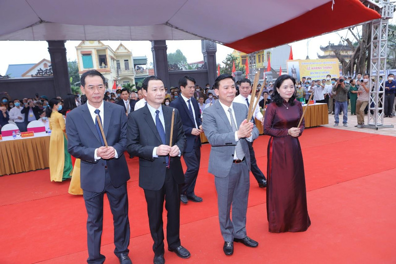 Thứ trưởng Bộ VH -TT &DL Trịnh Thị Thủy cùng lãnh đạo tỉnh Thanh Hóa dâng hương tại đền thờ Lê Văn Hưu Thứ trưởng Bộ VH -TT &DL Trịnh Thị Thủy cùng lãnh đạo tỉnh Thanh Hóa dâng hương tại đền thờ Lê Văn Hưu