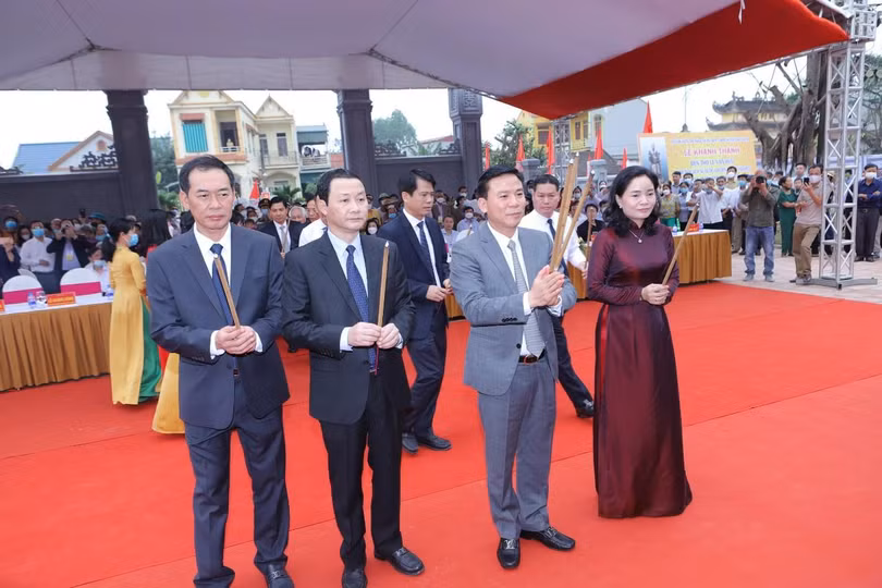 Thứ trưởng Bộ VH -TT &amp;DL Trịnh Thị Thủy cùng lãnh đạo tỉnh Thanh Hóa dâng hương tại đền thờ Lê Văn Hưu