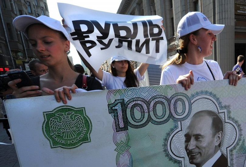 Đồng rup Nga Nga mất giá so với đồng đô la.
