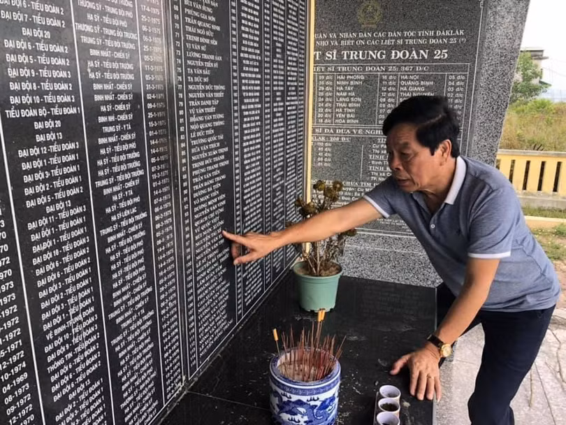 Tấm bia ghi tên liệt sĩ được dựng tại địa điểm D 631 đánh trận mở màn rạng sáng ngày 5.3.1975