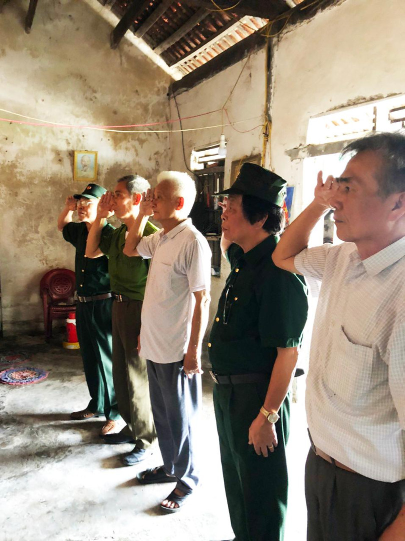 Tiểu đoàn phó Hoàng Uy (giữa) và cựu binh Tiểu đoàn 631 thắp hương tưởng niệm Anh hùng liệt sĩ Hoàng Mai Vượng